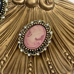 🛍️Vintage-Inspired Pink Cameo Brooch with Gold 2/$30